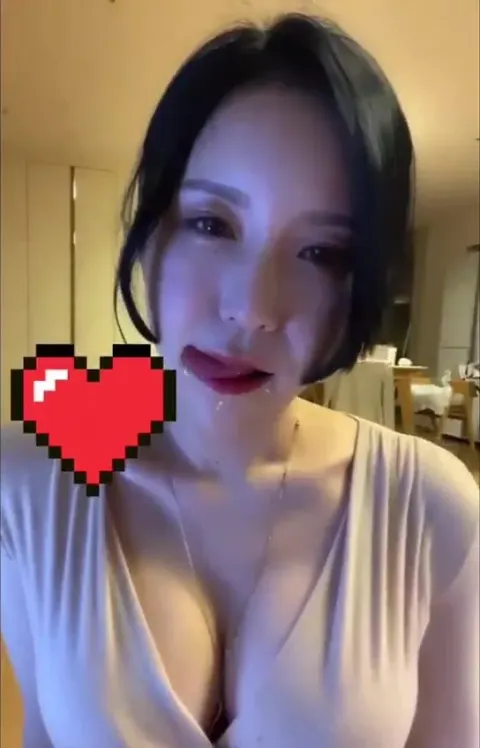Chị đồng nghiệp xinh dâm nhìn là muốn đút cu vào mồm em nó