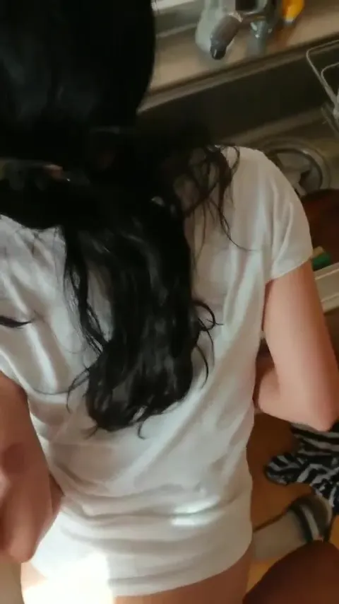 Chịch đứng con em họ mình dây mới lớn dưới nhà bếp