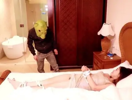 Cô chủ nhà bị tên trộm ngớ ngẫn cưỡng hiếp