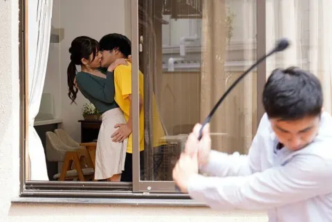 Cô vợ dâm lén vụng trộm cùng tình nhân khi chồng đang ở nhà