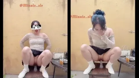 Đi uống cafe mà em mang cả đồ chơi ra nghịch giữa quán