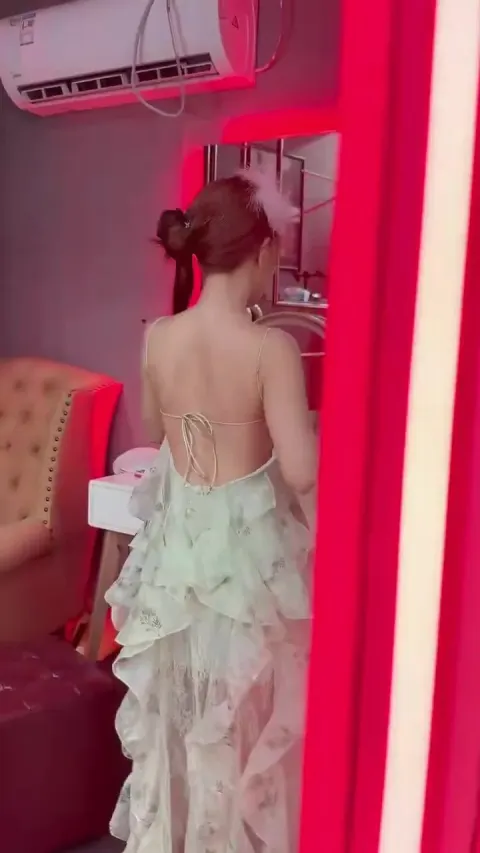 Em mẫu ảnh thay quần áo vú to tròn mông to