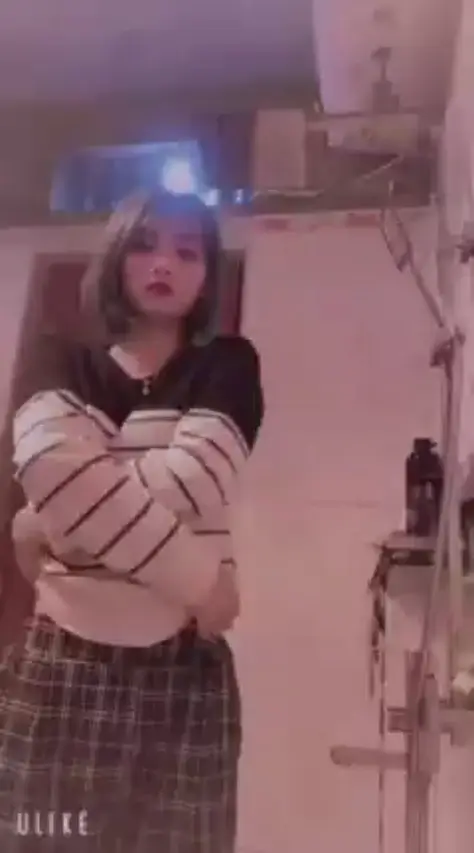 Em tóc ngắn mình dây đặt máy quay lại khi em đi tắm