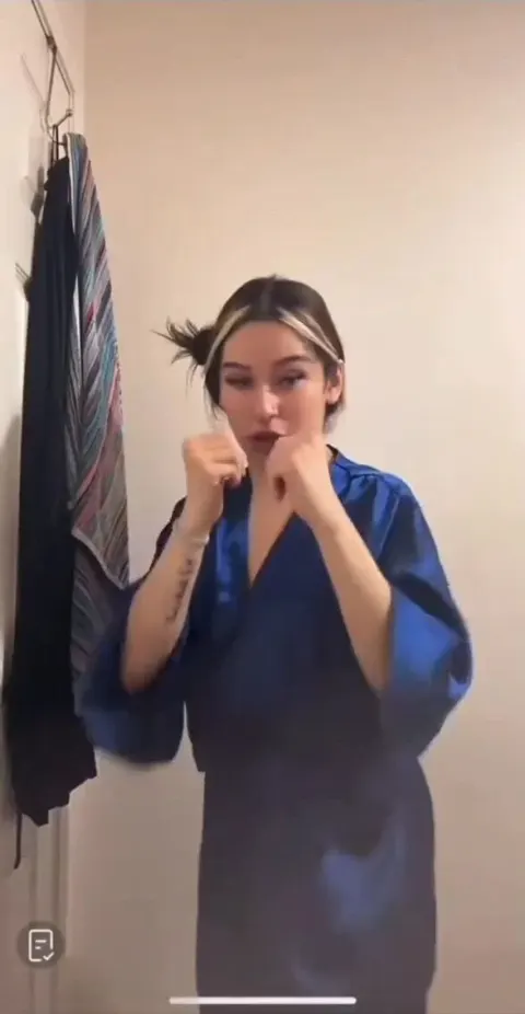 Ngựa ngựa thế là lộ vú trên live stream