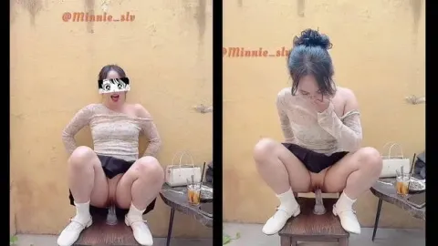 Rủ đi uống cà phê mà em mang cả đồ chơi ra nghịch giữa quán thế này