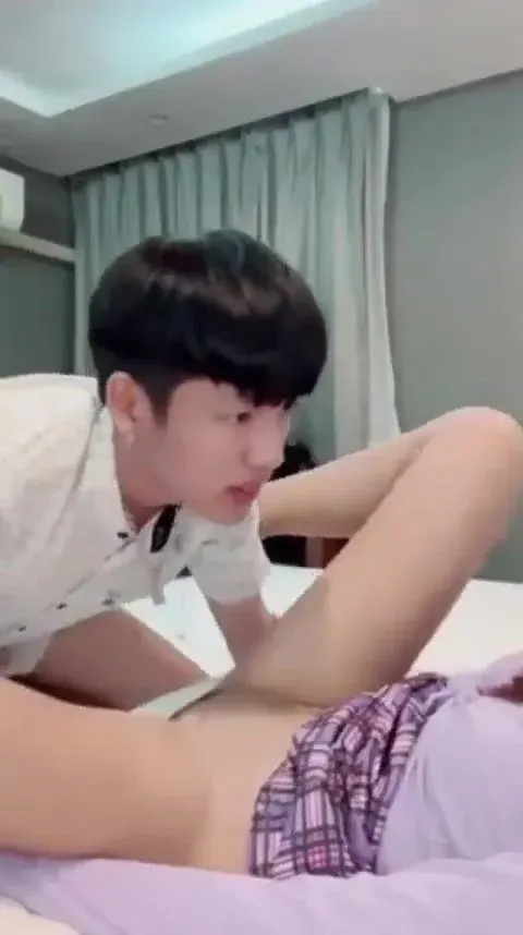 Thằng anh họ dắt em gái vào phòng lột quần lót bú liếm rồi đụ thật ngon lành.