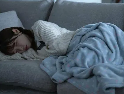 Thấy em gái ngủ say, anh trai giả vờ sờ soạng rồi cưỡng hiếp