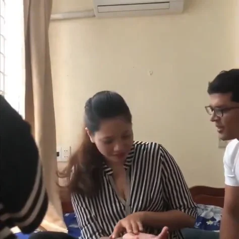 thầy giáo Tiếng anh rủ cô giáo đồng nghiệp vào nhà nghỉ cùng mình